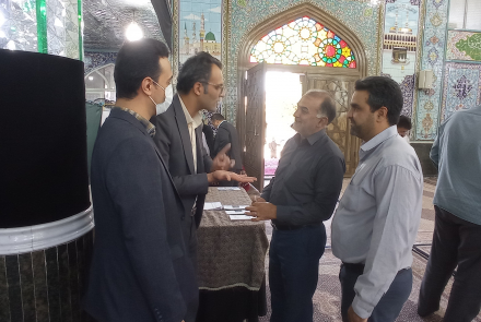 برپایی میز خدمت در مصلای نماز جمعه بادرود
