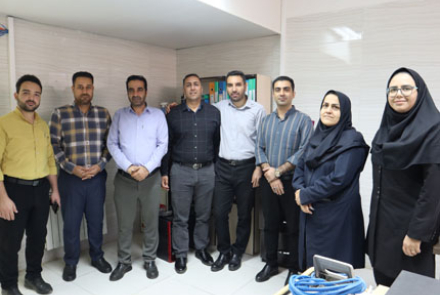 تبریک روز کارمند توسط مدیر داخلی بیمارستان