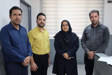 تبریک روز کارمند توسط مدیر داخلی بیمارستان