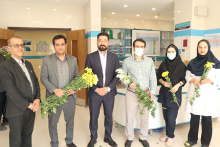 تجلیل رئیس بیمارستان فاطمیه بادرود از پرستاران بیمارستان‌ خاتم الانبیا نطنز به مناسبت روز پرستار