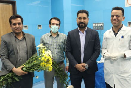 تجلیل رئیس بیمارستان فاطمیه بادرود از پرستاران بیمارستان‌ خاتم الانبیا نطنز به مناسبت روز پرستار