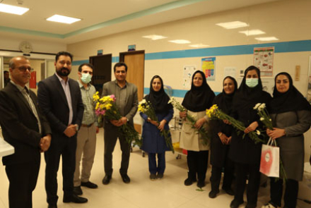 تجلیل رئیس بیمارستان فاطمیه بادرود از پرستاران بیمارستان‌ خاتم الانبیا نطنز به مناسبت روز پرستار