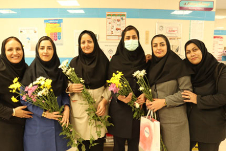 تجلیل رئیس بیمارستان فاطمیه بادرود از پرستاران بیمارستان‌ خاتم الانبیا نطنز به مناسبت روز پرستار