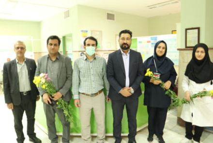 تجلیل رئیس بیمارستان فاطمیه بادرود از پرستاران بیمارستان‌ خاتم الانبیا نطنز به مناسبت روز پرستار