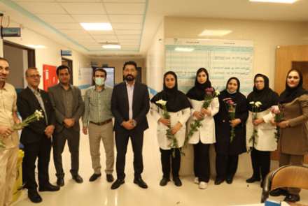 تجلیل رئیس بیمارستان فاطمیه بادرود از پرستاران بیمارستان‌ خاتم الانبیا نطنز به مناسبت روز پرستار