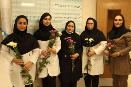 تجلیل رئیس بیمارستان فاطمیه بادرود از پرستاران بیمارستان‌ خاتم الانبیا نطنز به مناسبت روز پرستار