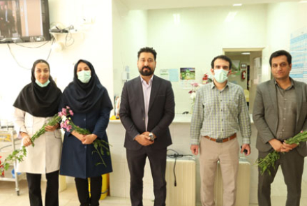 تجلیل رئیس بیمارستان فاطمیه بادرود از پرستاران بیمارستان‌ خاتم الانبیا نطنز به مناسبت روز پرستار
