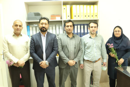 تجلیل رئیس بیمارستان فاطمیه بادرود از پرستاران بیمارستان‌ خاتم الانبیا نطنز به مناسبت روز پرستار