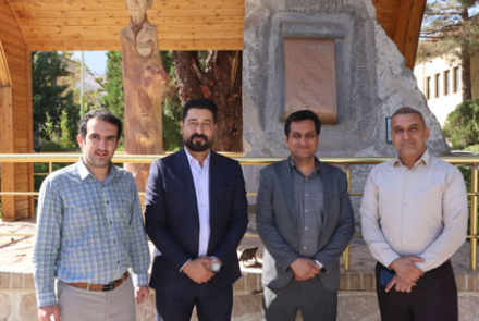 تجلیل رئیس بیمارستان فاطمیه بادرود از پرستاران بیمارستان‌ خاتم الانبیا نطنز به مناسبت روز پرستار