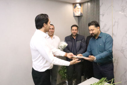 به مناسبت فرا رسیدن ٢٦ آذر روز حمل و نقل و رانندگان از همکاران واحد نقلیه بیمارستان فاطمیه بادرود تقدیر شد