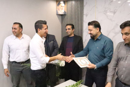 به مناسبت فرا رسیدن ٢٦ آذر روز حمل و نقل و رانندگان از همکاران واحد نقلیه بیمارستان فاطمیه بادرود تقدیر شد