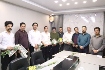 به مناسبت فرا رسیدن ٢٦ آذر روز حمل و نقل و رانندگان از همکاران واحد نقلیه بیمارستان فاطمیه بادرود تقدیر شد