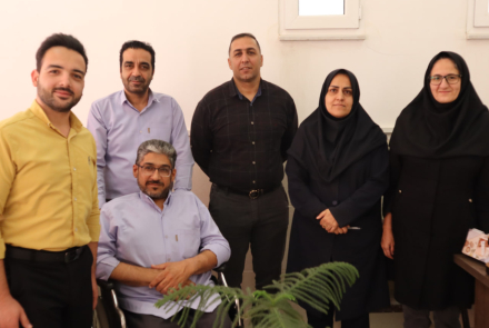 تبریک روز کارمند توسط مدیر داخلی بیمارستان