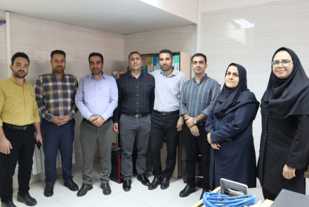 تبریک روز کارمند توسط مدیر داخلی بیمارستان