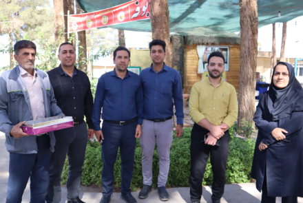 تبریک روز کارمند توسط مدیر داخلی بیمارستان