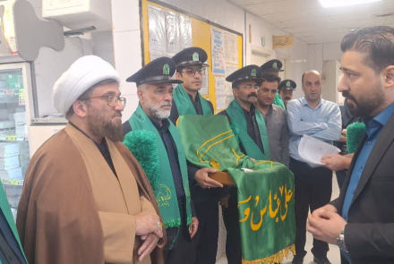 حضور خادمان به همراه پرچم متبرک بر بالین بیماران بیمارستان فاطمیه بادرود