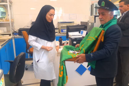 حضور خادمان به همراه پرچم متبرک بر بالین بیماران بیمارستان فاطمیه بادرود