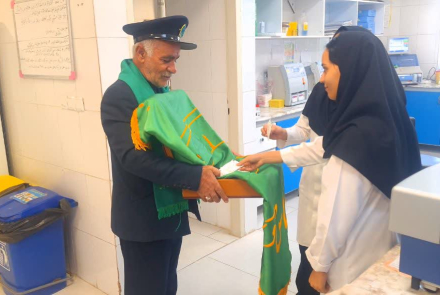 حضور خادمان به همراه پرچم متبرک بر بالین بیماران بیمارستان فاطمیه بادرود