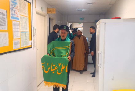 حضور خادمان به همراه پرچم متبرک بر بالین بیماران بیمارستان فاطمیه بادرود