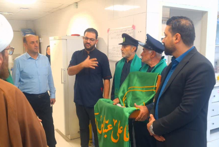 حضور خادمان به همراه پرچم متبرک بر بالین بیماران بیمارستان فاطمیه بادرود