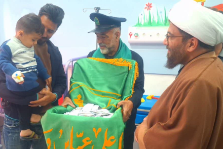حضور خادمان به همراه پرچم متبرک بر بالین بیماران بیمارستان فاطمیه بادرود