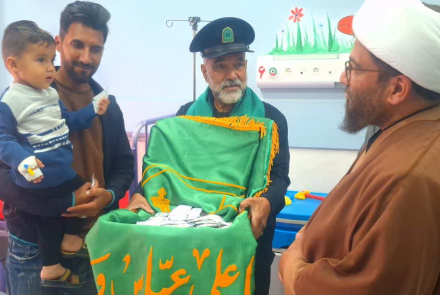 حضور خادمان به همراه پرچم متبرک بر بالین بیماران بیمارستان فاطمیه بادرود