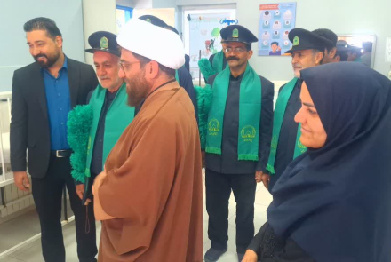 حضور خادمان به همراه پرچم متبرک بر بالین بیماران بیمارستان فاطمیه بادرود