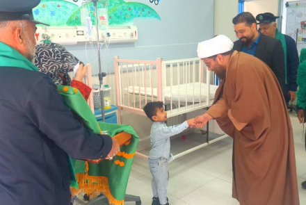 حضور خادمان به همراه پرچم متبرک بر بالین بیماران بیمارستان فاطمیه بادرود