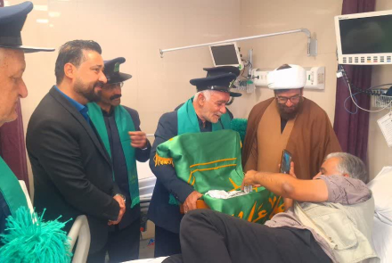 حضور خادمان به همراه پرچم متبرک بر بالین بیماران بیمارستان فاطمیه بادرود