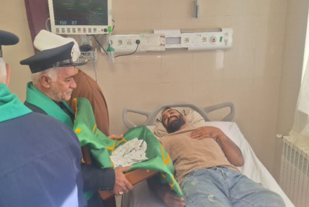 حضور خادمان به همراه پرچم متبرک بر بالین بیماران بیمارستان فاطمیه بادرود